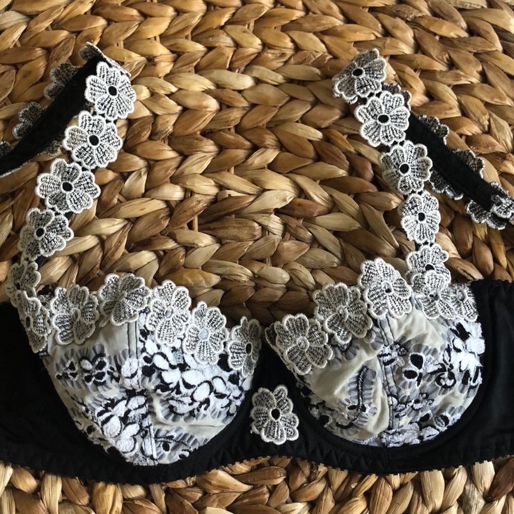 FLORAL EMBROIDERED BRA.